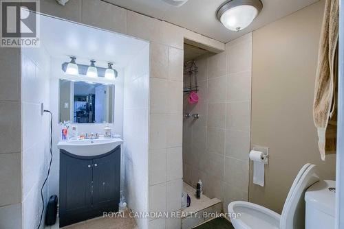 571 West 5Th Street, Hamilton, ON - Indoor Photo Showing Bathroom