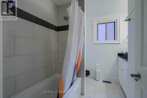 571 West 5Th Street, Hamilton, ON - Indoor Photo Showing Bathroom