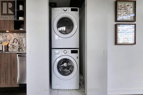 1011 - 30 Ordnance Street S, Toronto, ON - Indoor Photo Showing Laundry Room