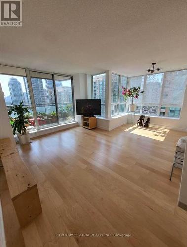 Lph01 - 29 Pemberton Avenue, Toronto, ON - Indoor Photo Showing Living Room