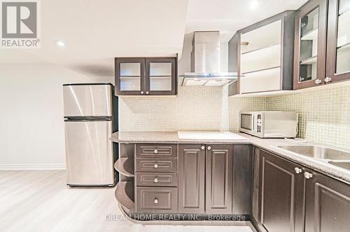 460 Sonoma Boulevard, Vaughan, ON - Indoor Photo Showing Kitchen