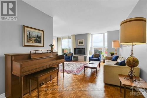 707 - 2951 Riverside Drive, Ottawa, ON - Indoor Photo Showing Living Room