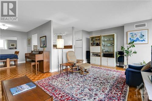 707 - 2951 Riverside Drive, Ottawa, ON - Indoor Photo Showing Living Room