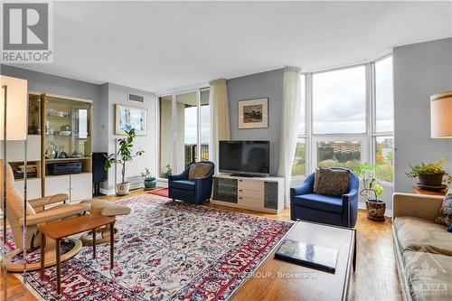 707 - 2951 Riverside Drive, Ottawa, ON - Indoor Photo Showing Living Room