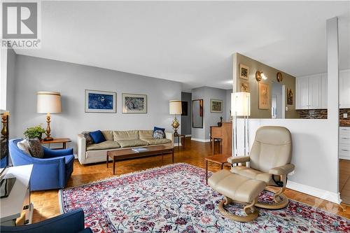 707 - 2951 Riverside Drive, Ottawa, ON - Indoor Photo Showing Living Room