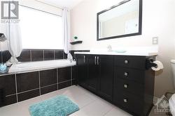 Virtual stage Primary ensuite with tub - 