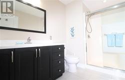 Virtual stage Primary ensuite with Shower - 