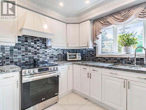 4172 Rayfield Court, Mississauga, ON - Indoor Photo Showing Kitchen With Double Sink With Upgraded Kitchen