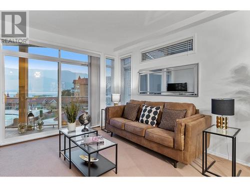 1088 Sunset Drive Unit# 535, Kelowna, BC - Indoor Photo Showing Living Room