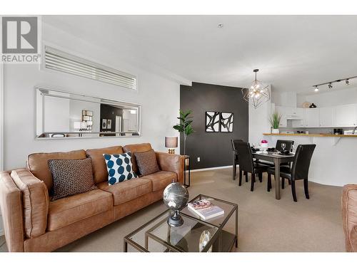 1088 Sunset Drive Unit# 535, Kelowna, BC - Indoor Photo Showing Living Room