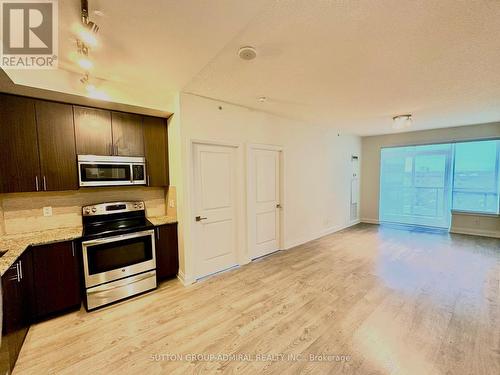 1007 - 7171 Yonge Street, Markham, ON - Indoor Photo Showing Kitchen