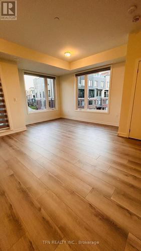 9 - 3540 Colonial Drive, Mississauga, ON - Indoor Photo Showing Living Room