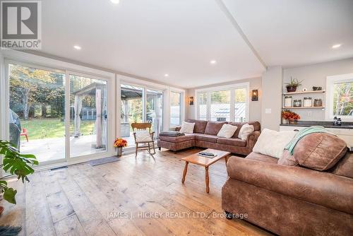 32779 Highway 17, Deep River, ON - Indoor Photo Showing Living Room