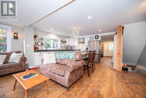 32779 Highway 17, Deep River, ON - Indoor Photo Showing Living Room