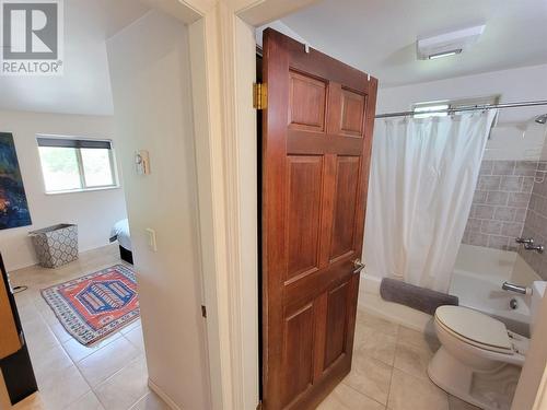 360 Vla Road, Cawston, BC - Indoor Photo Showing Bathroom