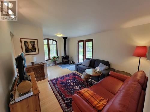 360 Vla Road, Cawston, BC - Indoor Photo Showing Living Room