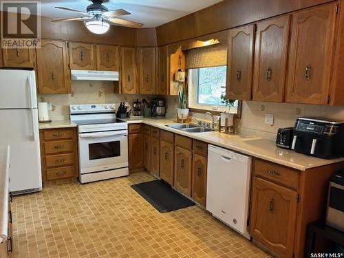 216 2Nd Avenue W, Canora, SK - Indoor Photo Showing Kitchen With Double Sink