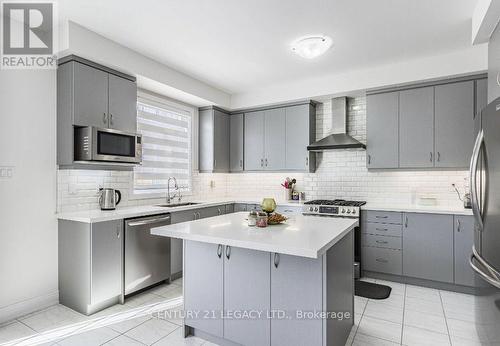 17 Overstone Road, Halton Hills, ON - Indoor Photo Showing Kitchen With Upgraded Kitchen