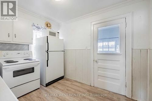 9 Foxley Street, Toronto, ON - Indoor Photo Showing Kitchen