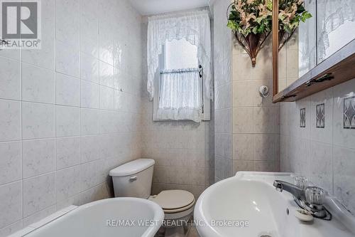 9 Foxley Street, Toronto, ON - Indoor Photo Showing Bathroom