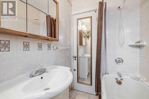 9 Foxley Street, Toronto, ON - Indoor Photo Showing Bathroom