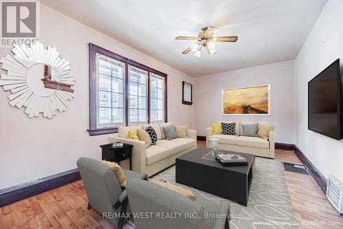 9 Foxley Street, Toronto, ON - Indoor Photo Showing Living Room