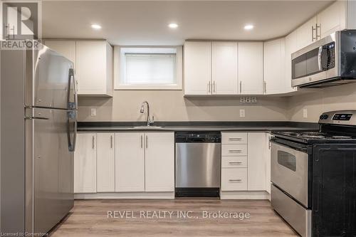 2 - 367 East 18Th Street, Hamilton, ON - Indoor Photo Showing Kitchen