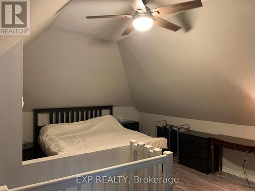 Upper - 129 Grant Avenue, Hamilton, ON - Indoor Photo Showing Bedroom