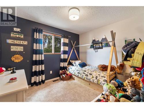 2740 25Th Avenue Ne, Salmon Arm, BC - Indoor Photo Showing Bedroom