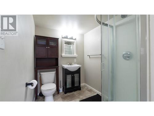 2740 25Th Avenue Ne, Salmon Arm, BC - Indoor Photo Showing Bathroom