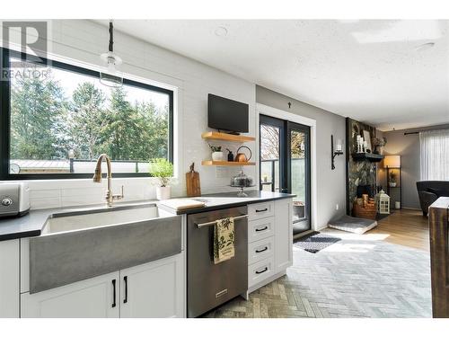 2740 25Th Avenue Ne, Salmon Arm, BC - Indoor Photo Showing Kitchen