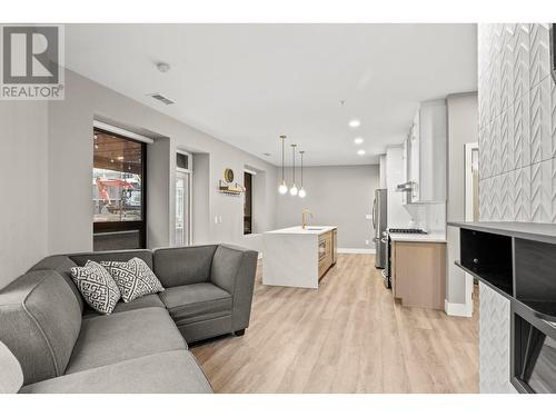 529 Truswell Road Unit# 101, Kelowna, BC - Indoor Photo Showing Living Room