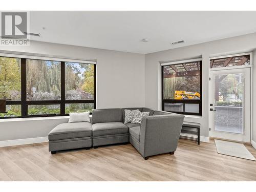 529 Truswell Road Unit# 101, Kelowna, BC - Indoor Photo Showing Living Room