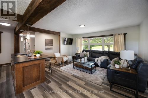 7559 Lakeridge Road, Uxbridge, ON - Indoor Photo Showing Living Room