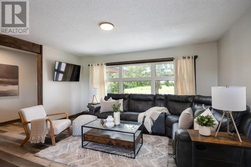 7559 Lakeridge Road, Uxbridge, ON - Indoor Photo Showing Living Room