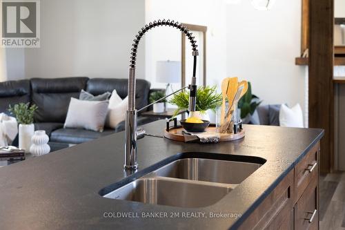 7559 Lakeridge Road, Uxbridge, ON - Indoor Photo Showing Kitchen With Double Sink