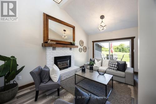 7559 Lakeridge Road, Uxbridge, ON - Indoor Photo Showing Living Room With Fireplace