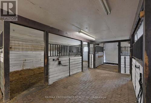 2726 9Th Line, Innisfil, ON - Indoor Photo Showing Garage