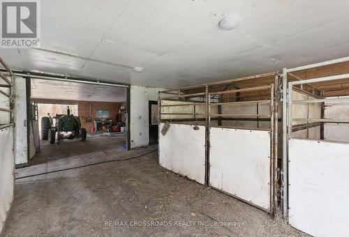 2726 9Th Line, Innisfil, ON - Indoor Photo Showing Garage