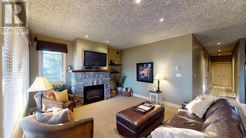 300 Bighorn Boulevard Unit# 324, Radium Hot Springs, BC - Indoor Photo Showing Living Room With Fireplace