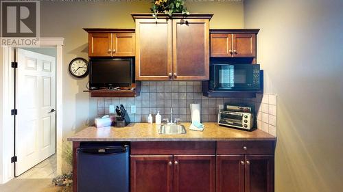 300 Bighorn Boulevard Unit# 324, Radium Hot Springs, BC - Indoor Photo Showing Kitchen