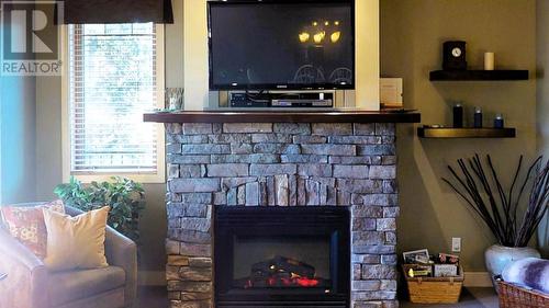 300 Bighorn Boulevard Unit# 324, Radium Hot Springs, BC - Indoor Photo Showing Living Room With Fireplace