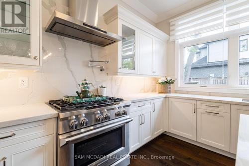 89 Russell Drive, Oakville, ON - Indoor Photo Showing Kitchen With Upgraded Kitchen