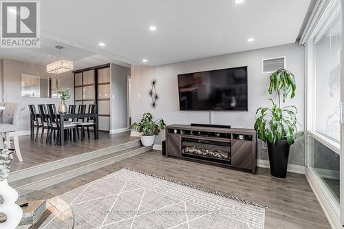 611 - 270 Scarlett Road, Toronto, ON - Indoor Photo Showing Living Room