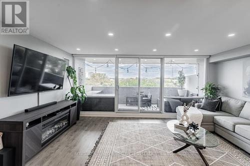 611 - 270 Scarlett Road, Toronto, ON - Indoor Photo Showing Living Room