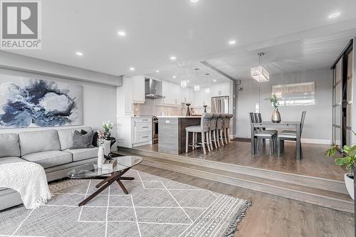 611 - 270 Scarlett Road, Toronto, ON - Indoor Photo Showing Living Room