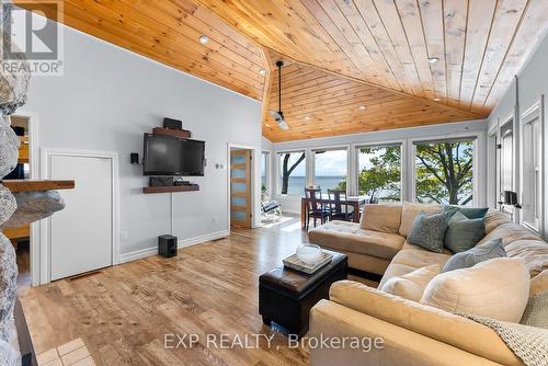 10451 Lakeshore Road, Wainfleet, ON - Indoor Photo Showing Living Room