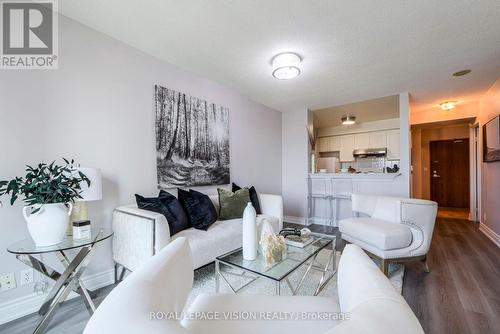 2102 - 1 Lee Centre Drive, Toronto, ON - Indoor Photo Showing Living Room