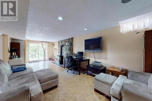 70 Vineyard Court, Vaughan, ON - Indoor Photo Showing Living Room