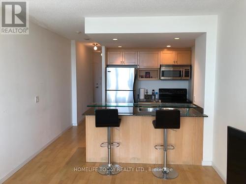 507 - 218 Queens Quay W, Toronto, ON - Indoor Photo Showing Kitchen